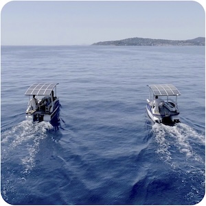 2 bateaux solaires naviguent côte à côte