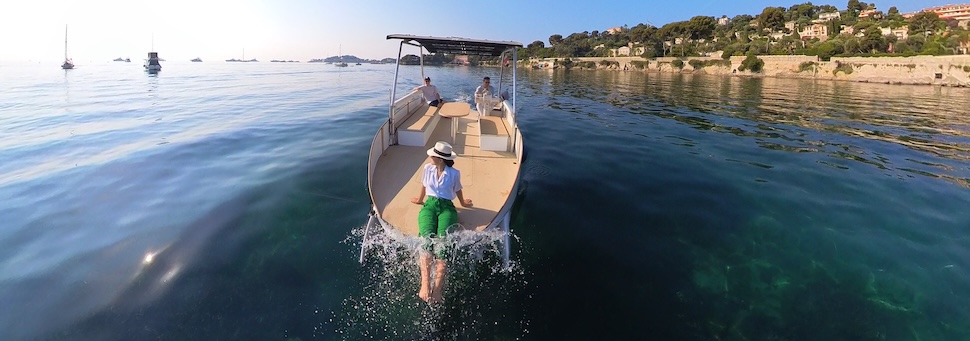 Bateau solaire SeaZen naviguant avec une femme assise à la proue