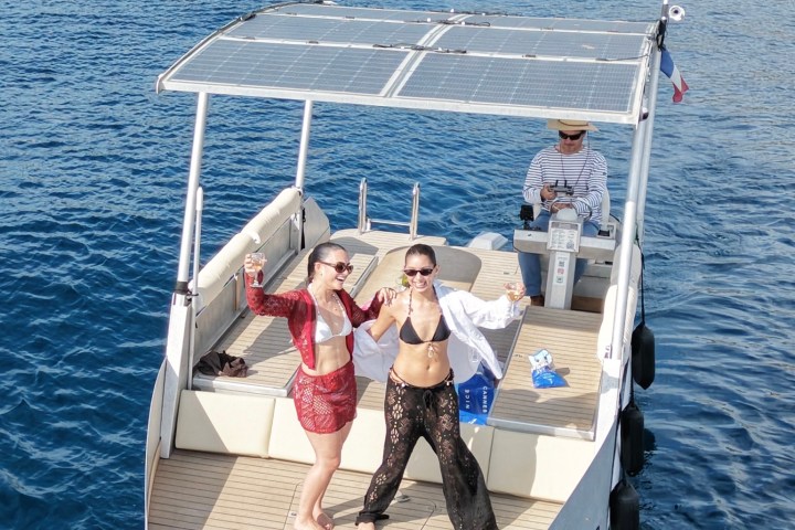 The boat con be used as a private dance flor