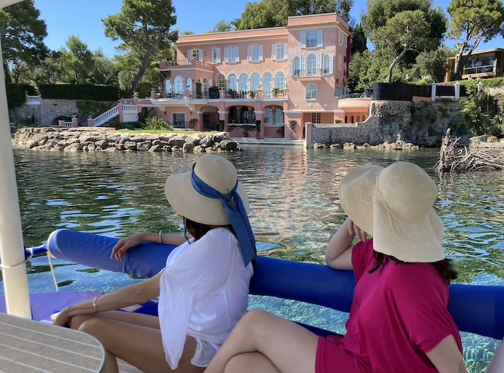 Villa de luxe La Fleur du Cap à Saint-Jean-Cap-Ferrat, anciennement Villa David Niven vue avec son jardin surplombant la mer et son port privé depuis un bateau.